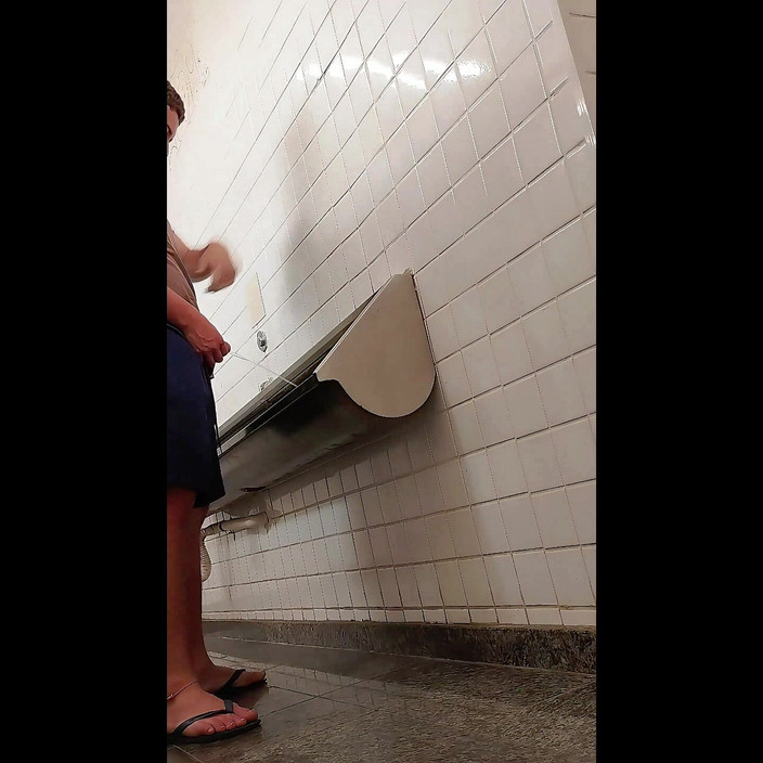 Marcosninfo: Я посетил город и разделся в общественном туалете.