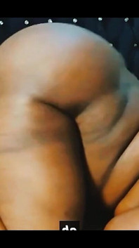 Scoreggia bella donnona dildo anale e twerk in piedi