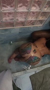 2 salopes sexy se bouffent la chatte sous la douche