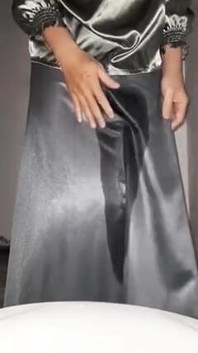 Gonna lunga argento di raso pisciata e sborrata