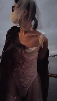 Novia exhibicionista se corre en la calle
