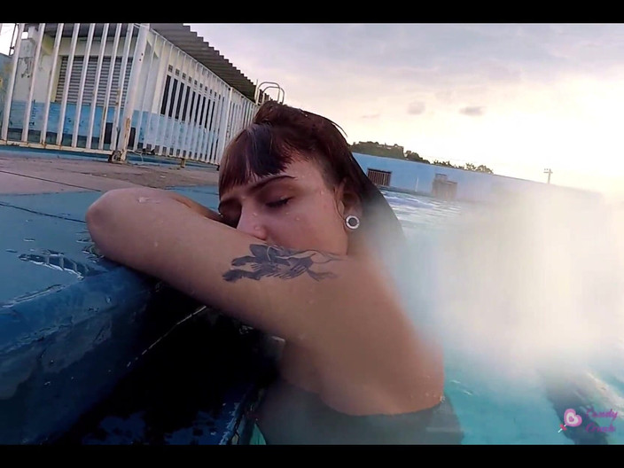 Candy Kush: Nadržená, plavání nahá v bazénu.