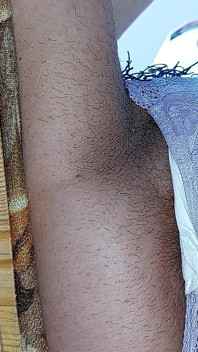 Sexy brünette probiert strumpfhose an