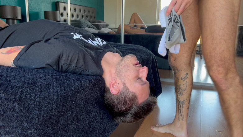 davidedpxxx: Kuk suger slampa som dyrkar min kuk och fötter och...