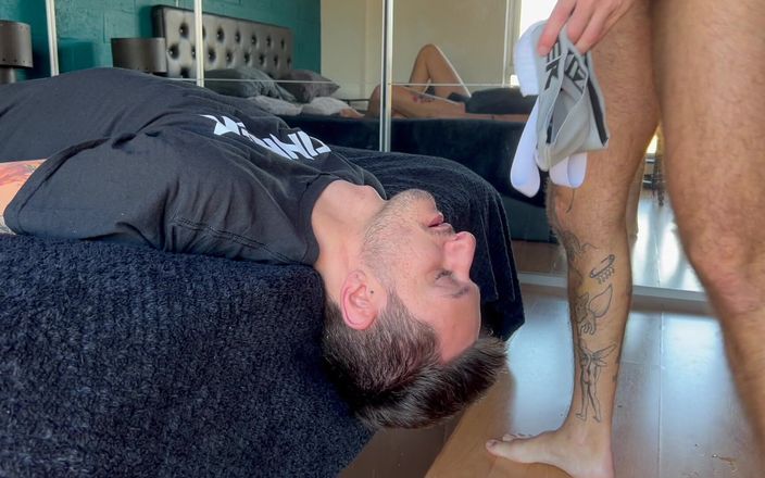 davidedpxxx: Curvă care suge pula care îmi venerează pula și picioarele și este acoperită...