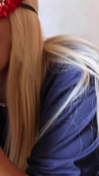 Elena es follada y luego limpia semen en su collar chanel