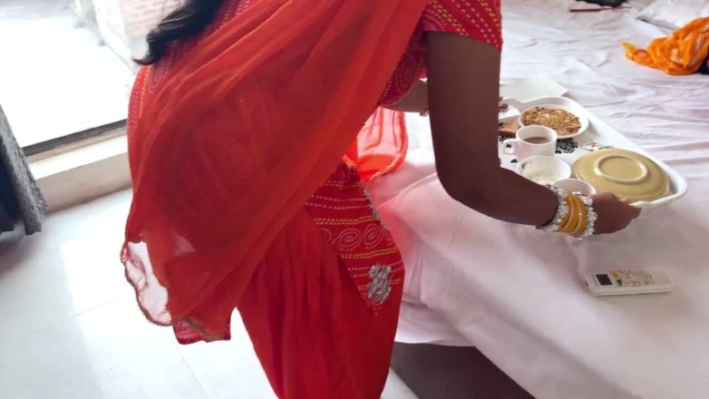 desi_babe1234: Une bhabhi au cul rond et brun sert sa grosse...
