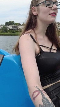 Gevangen! Bestuurd tot een orgasme in een waterfiets!