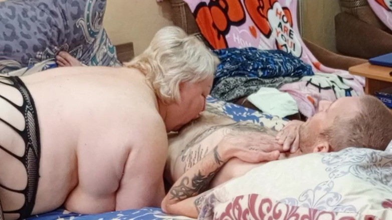 Zona901: 딥 오럴과 정액 삼키기로 내 정액을 비우는 새엄마