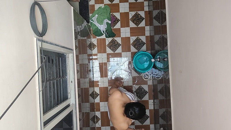 Hot crystal: Padosan Bhabhi Nahate Hue Dekhi