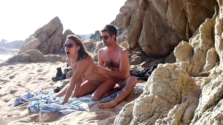 Magia Rosa: Un couple surpris en train de baiser sur la plage