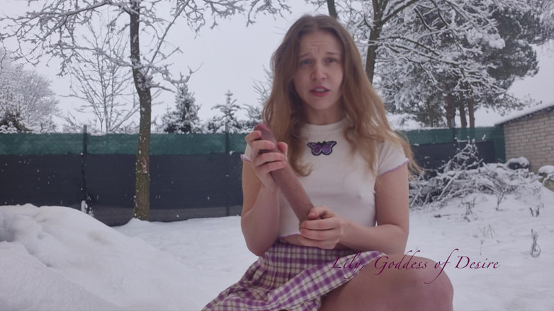Lily, Goddess of Desire: Маленькая шлюха мастурбирует на улице, кладёт лёд в киску
