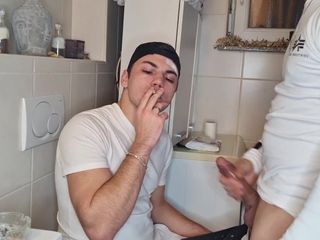 boyzxy212: Diversión gay en el baño: parte 1 - semen en la boca...