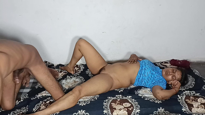 Desi Bhabhi Neha: Indický pár má hardcore sex - Desi Bhabhi se svým skutečným...