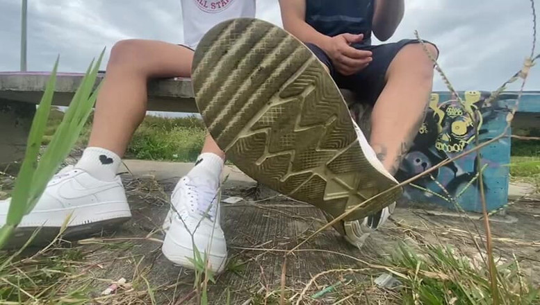 Mr Feet Colombia: Prieteni din Columbia ies să fumeze în timp ce își dau jos...