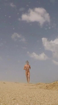 Необрізаний нудист працює з стояком на державному пляжі