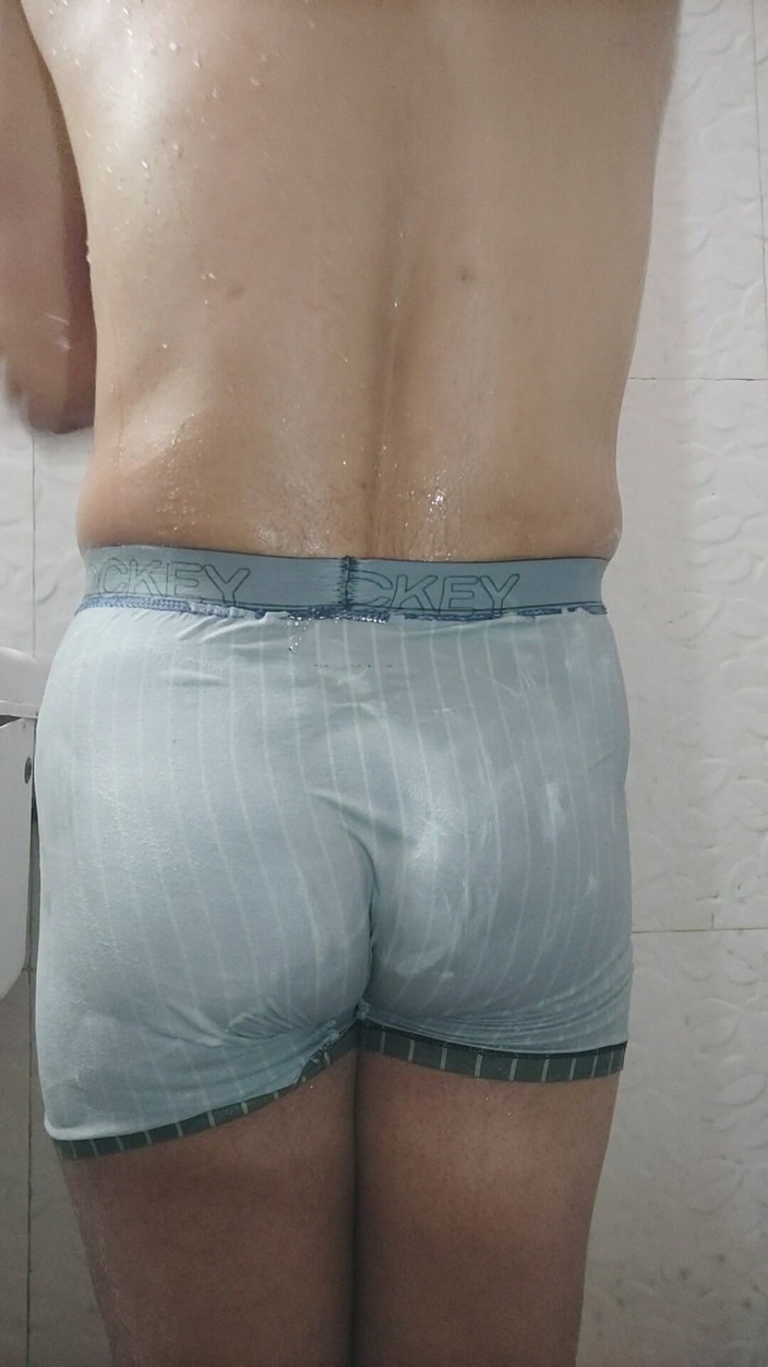 Butty89: Ve sprše s kulatým zadkem.