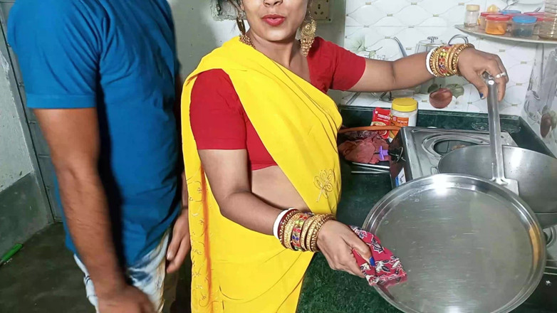 FireeCouple: Mejor dueño puta joven sirvienta que cocina comida en cocina...