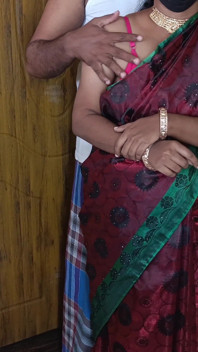 गृहिणी साड़ी दिखा रही है