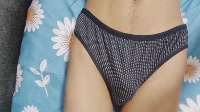 Nickey: Un garçon tapette porte la culotte de sa maman