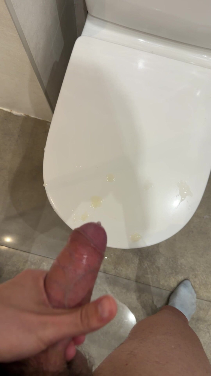 Liam Harding: Hot Stepdaddy Jerking off Like Crazy in Public Bathroom