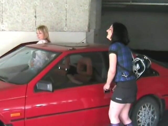 Femdom Austria: Pisse sur un parking