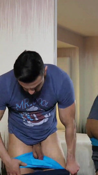 Muskularny hunk Josh Pociera jeden na zewnątrz przed kamerą