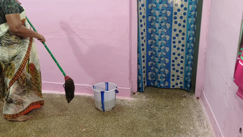 Mathvan: J’ai Embrassé Ma Tante Pendant Qu’elle Nettoie La Maison.