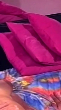 Une blonde mature se fait fourrer un gode et une bite palpitante