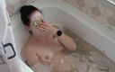Anna Sky: Anna nimmt ein bad mit einer gurkenmaske
