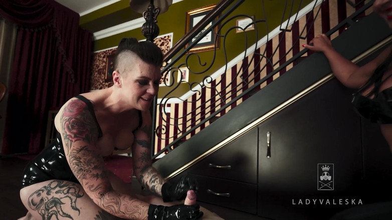 Lady Valeska: Das Vergnügen an den Latexshorts