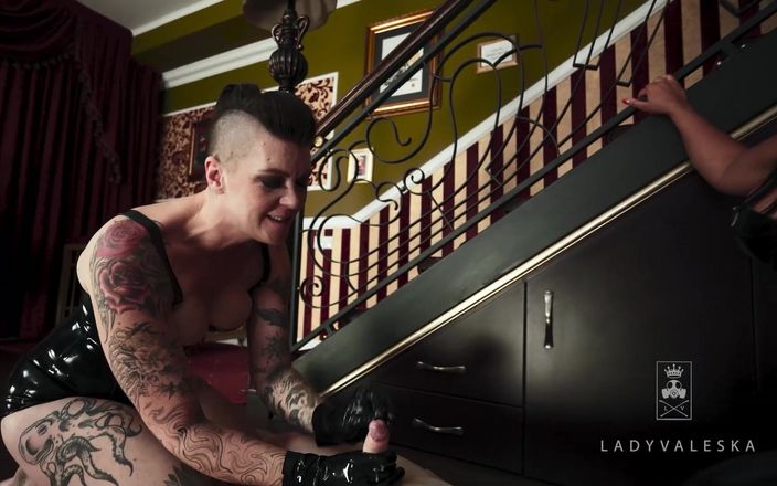 Lady Valeska: Potěšení z latexových šortek
