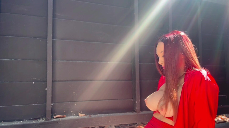 Artemisia Love: Італійська збуджена мамка Артемія любить показувати свої соковиті великі цицьки, які підстрибують на відкритому повітрі