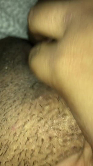Wet pussy bby: Bby se joacă cu pizda ei umedă și grasă