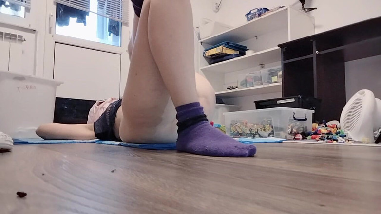 Amateur_MS: 业余妻子在房子里吸尘器