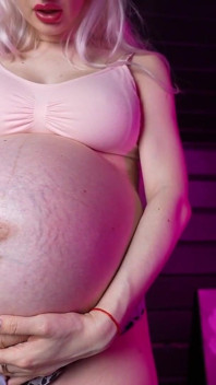 2 sutiãs e barriga enorme grávida! Tapas no estômago