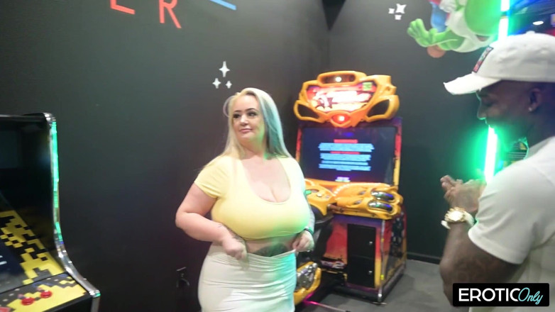 CurvyMilfs: BBC rozciąga blond dziwkę szeroko w walenie zręcznościowe