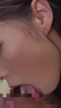 风的裙子惊喜。柔软的大腿和白色内裤的闪光再次抓住了我的眼睛 - 第3部分
