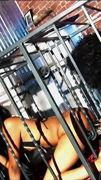 Adalet bdsm kafes üçlü grup seks sırasında büyük siyah yarağı götüne alıyor