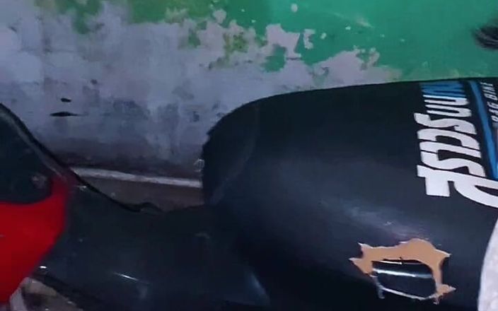 Bella Ivanka: Jazda motocyklem w wąskiej alei na środku ulicy