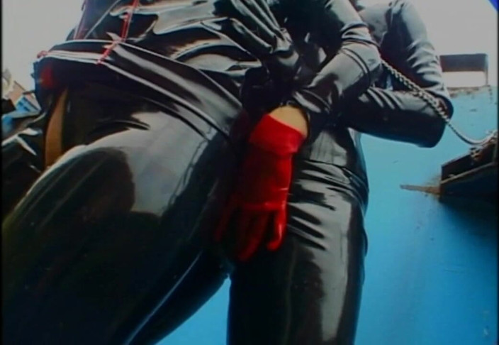 Absolute BDSM films - The original: Dominator cu mască de gaze