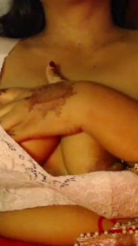 Desi tette premere pizzichi di capezzolo.