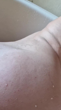 Latina s velkým zadkem šuká ve vířivce