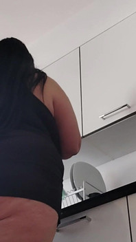 Het BBW styvmamma, solo fans i slow motion, i köket med klänning
