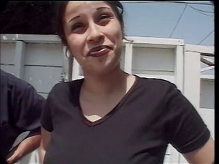 Hot Sex Party: Güzel memeli esmer bal yatakta iki yarakla sert sikiliyor