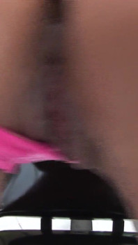 Bystiga MILF onanerar på gymmet