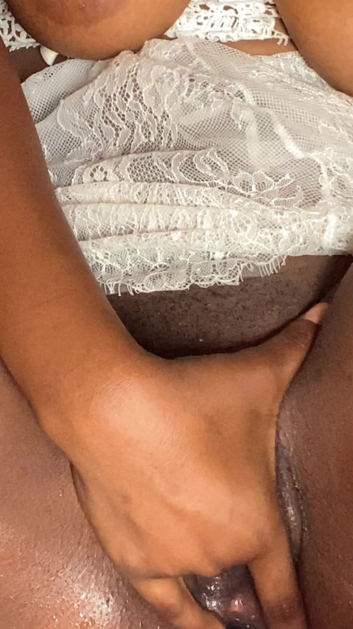 Slipperyblackgirl: Boşalana kadar göt deliğini parmaklıyorum