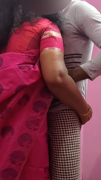 Dì đang cúi xuống và đọc một cái gì đó và tôi đang chơi với quần lót của cô ấy phía sau cô ấy và cô ấy thấy rằng tôi đã làm tình với cô ấy