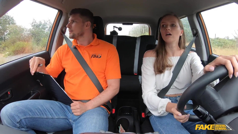 Fake Driving School: Pásame para ver mis tetas perfectas