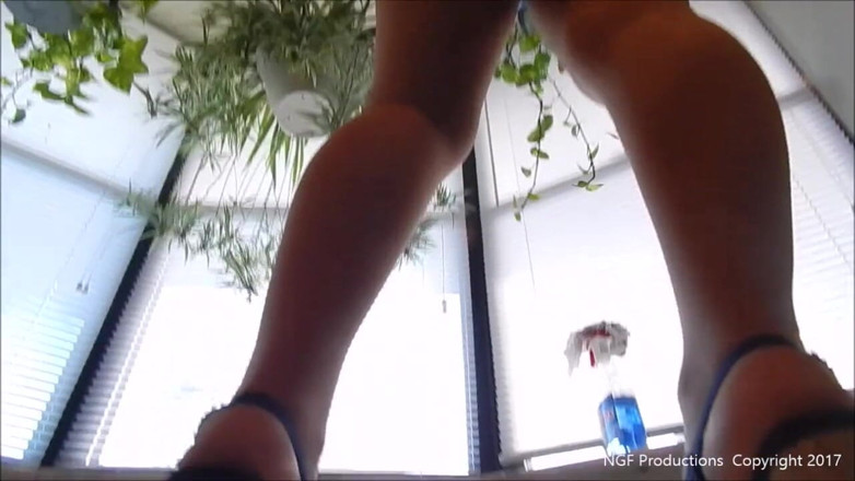 Nasty Girlfriends: Giantess membersihkan, menghindari tumit besar!!